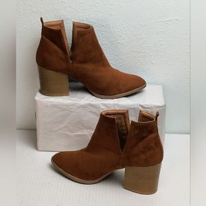 Day trip 7 Chelsea Ankle Booties Pointy Toe Cut Out Chestnut Block Heel Suede
